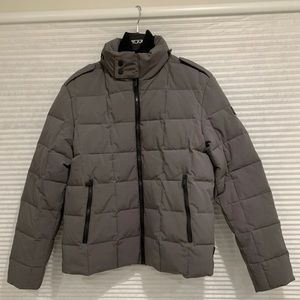 Tumi Men’s Quilted Down Jacket. Color Storm Grey. Size Medium. $325 MSRP.